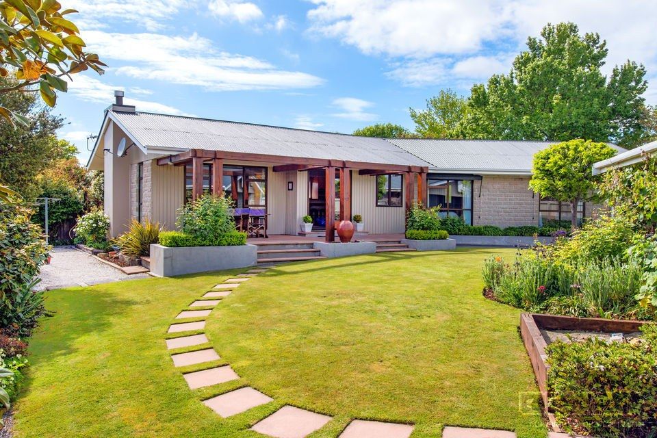 Mẫu nhà mái Thái miền Tây 2025